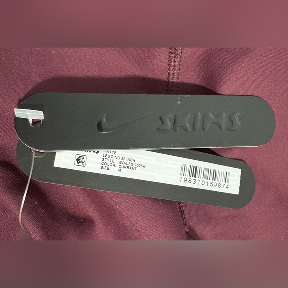 SKIMS Kim Kardashian Nike matte leggings 26” medium new with tags - Picture 4 of 4